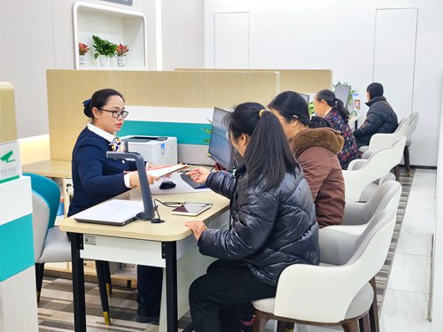 中国人寿厦门同安客户服务中心工作人员为客户办理业务。本报记者付秋实摄