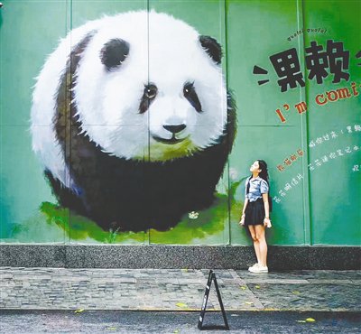 东南亚游客在成都旅游拍照留念