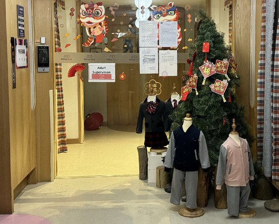 英伦凯贝国际婴幼儿托育中心(雍湖湾店)大门紧锁,门上贴满律师函和欠租告知函。 记者 卢宥伊 摄