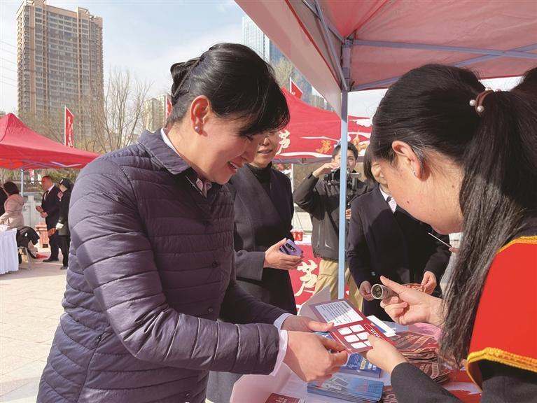 中国银行甘肃省分行行领导了解现场活动进行情况