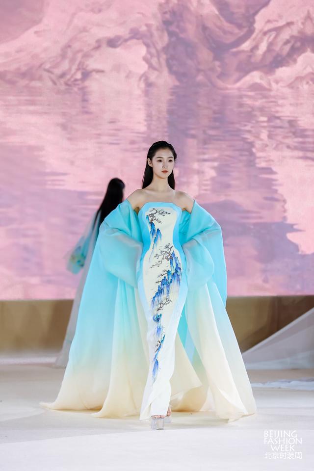 熊英·盖娅传说「华夏·碧华」2024AW品牌发布会现场。主办方供图