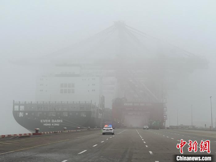 17日，外高橋港區二期碼頭受大霧影響能見度低。(徐振霞攝)