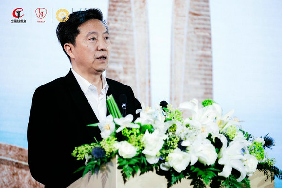 (中国酒业协会秘书长何勇发言)