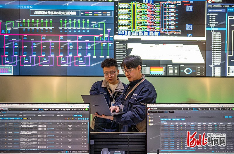 3月8日,秦淮数据怀来总部基地工作人员查看设备运行情况。