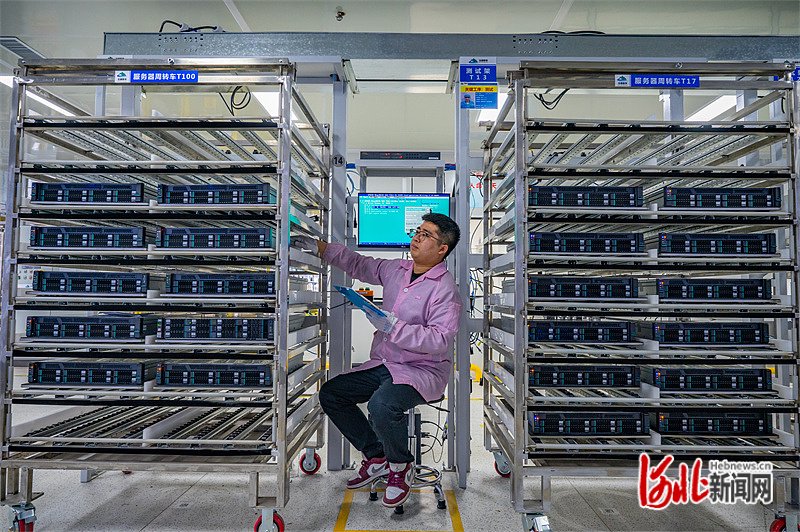3月9日,位于张家口市桥东区的宝德数坝数字产业(河北)有限公司员工正在对新组装的服务器进行系统测试。