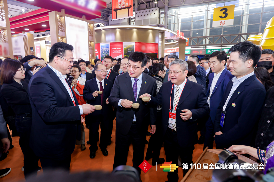 (图说:从右往左,成都市副市长吴皓,中粮集团党组书记、董事长吕军,中粮酒业党委书记、董事长高峰一行视察酒鬼酒展厅)