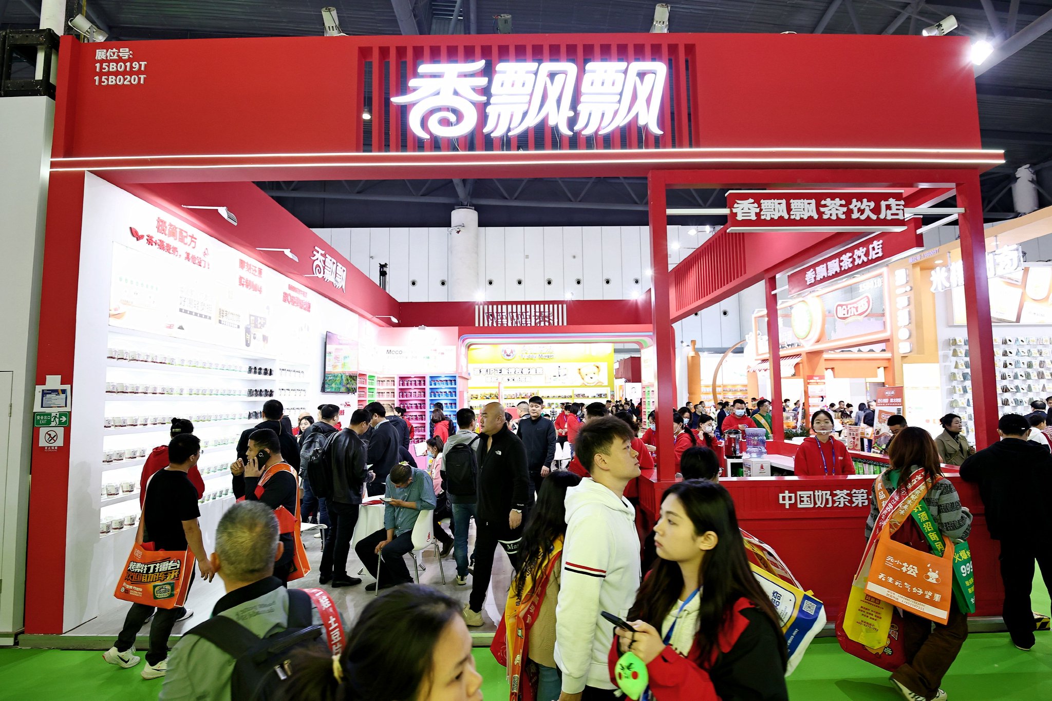 香飘飘糖酒会展台。受访者供图