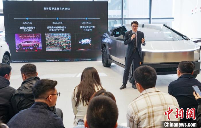 图为工作人员介绍赛博越野旅行车。马铭言 摄