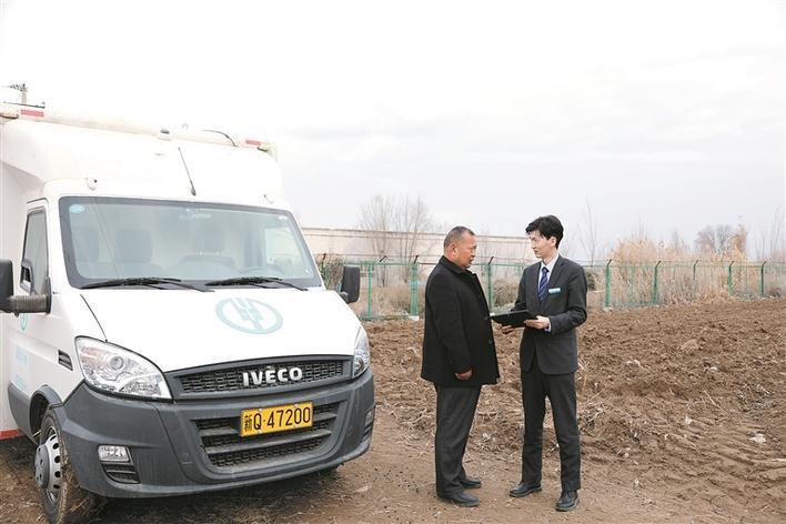 3月17日,农行五家渠兵团分行工作人员(右)深入田间地头为农户办理业务。魏小洁 摄