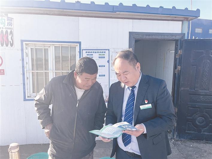 农行五家渠兵团分行工作人员走进轧花厂助农秋收,向农户宣传惠农e贷产品(资料图片)。 腊晓生 摄