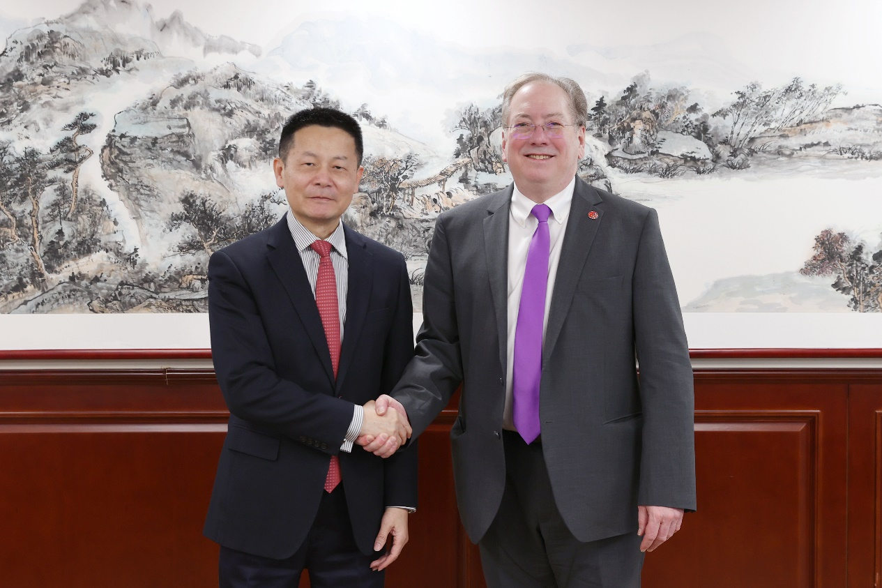 吴清主席会见英国伦敦金融城市长梅睿孟