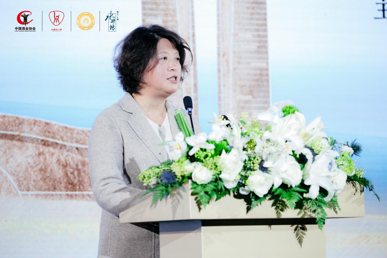 (四川省经济和信息化厅副厅长冯锦花发言)