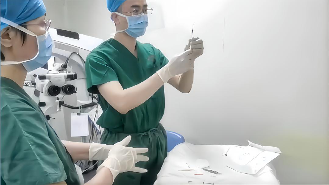 眼底病中心王晓波副主任医师为患者施打法瑞西单抗