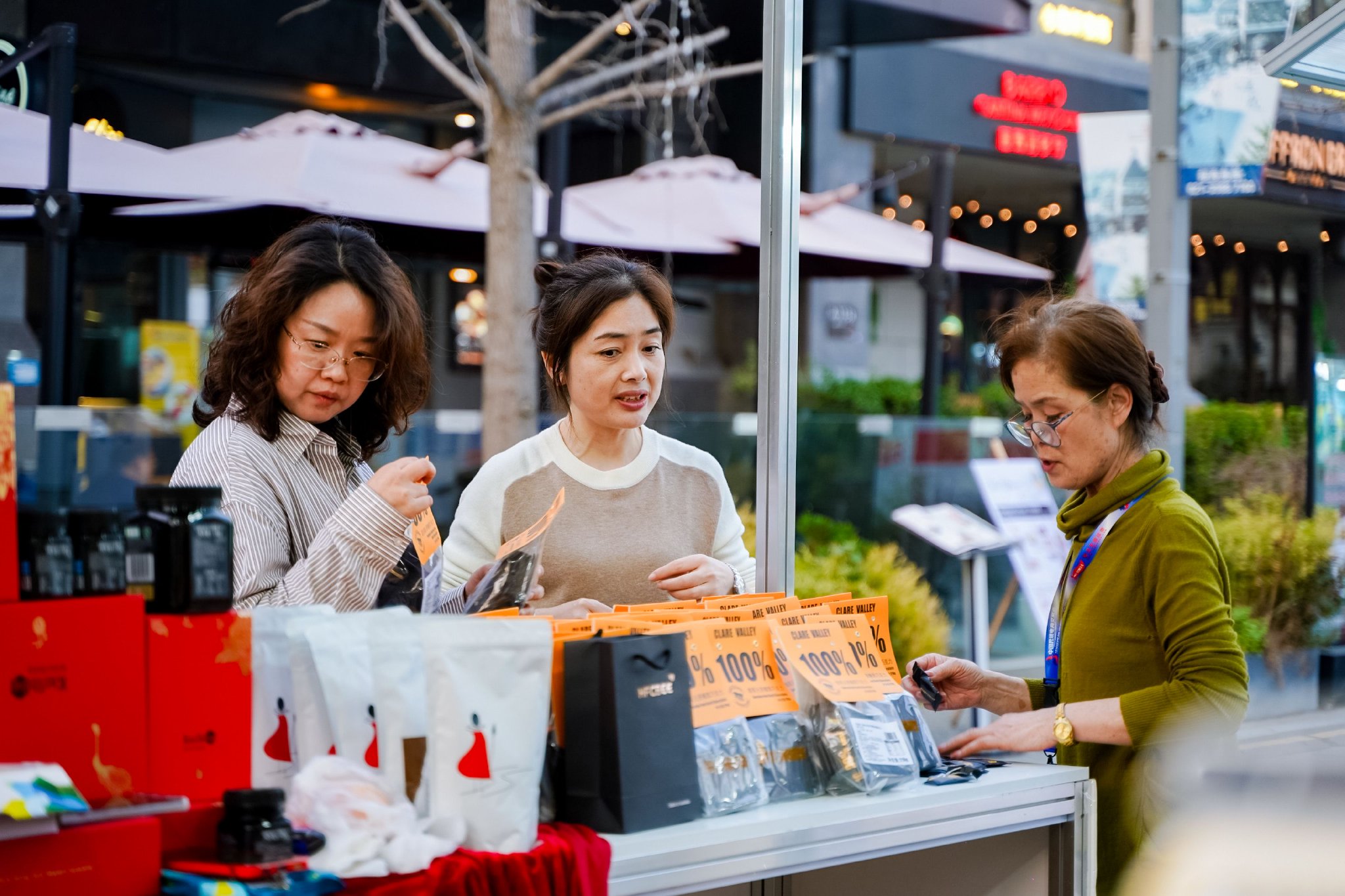“丝路云品”集市Hi购徐泾活动现场,受访者供图