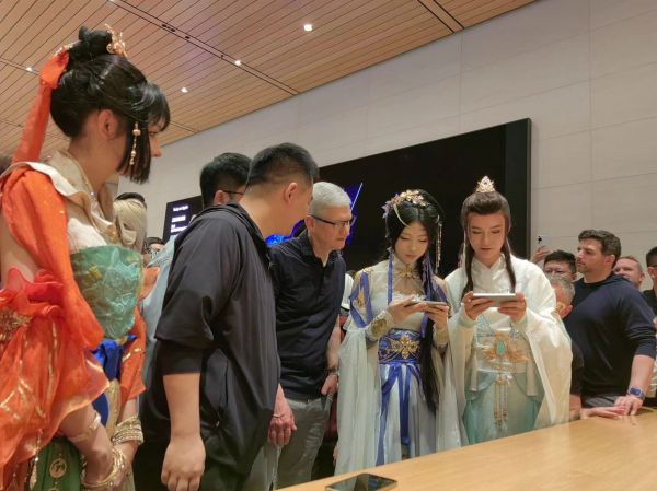 (库克观看中国玩家玩手机游戏 记者任晓宁摄)