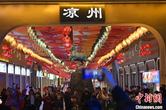 图为游人拍摄焕然一新亮相的街区。李亚龙摄