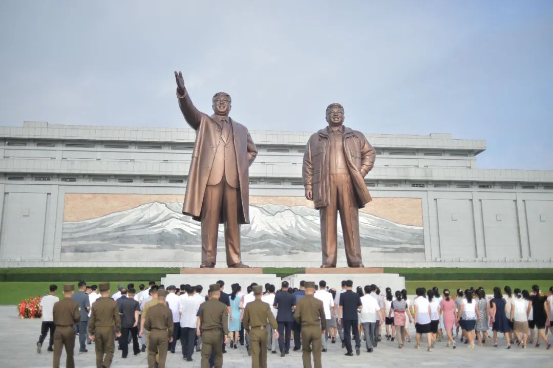 北韓平壤市中心的萬壽台金日成、金正日銅像。圖/視覺中國