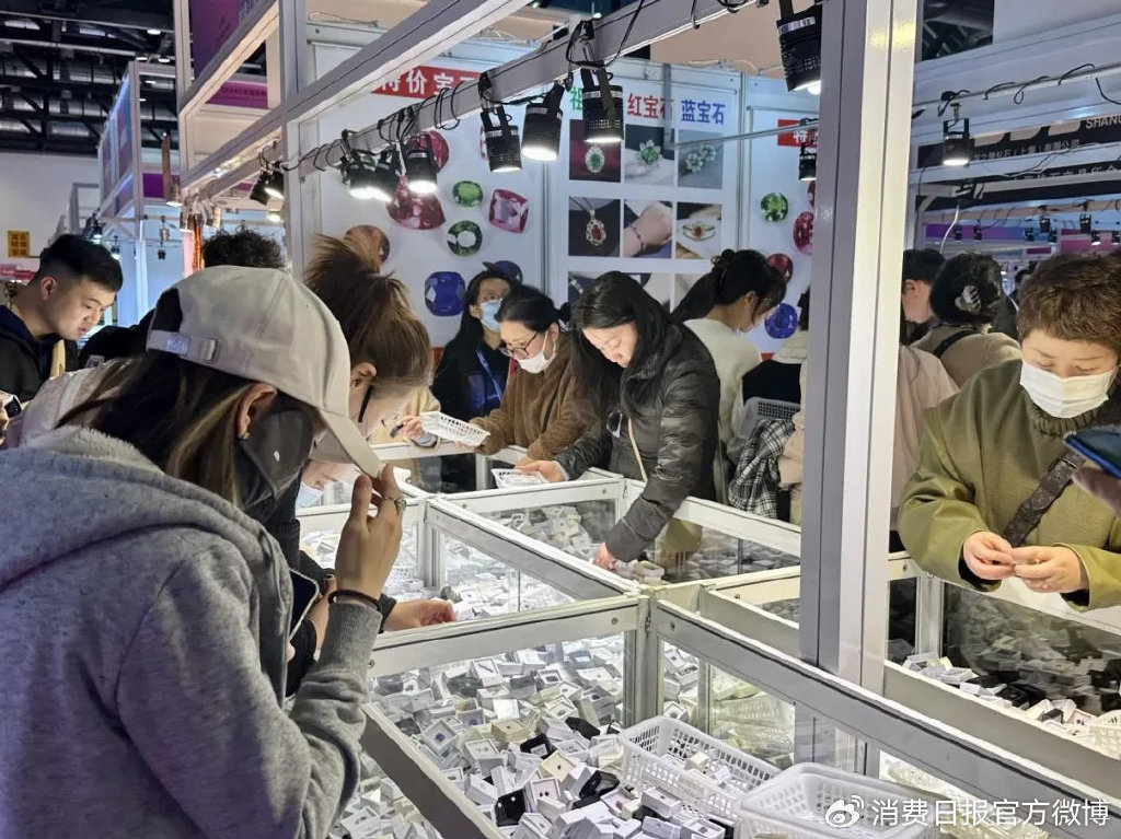 图为彩宝自选区,许多消费者正在挑选裸石。张钰格格 摄