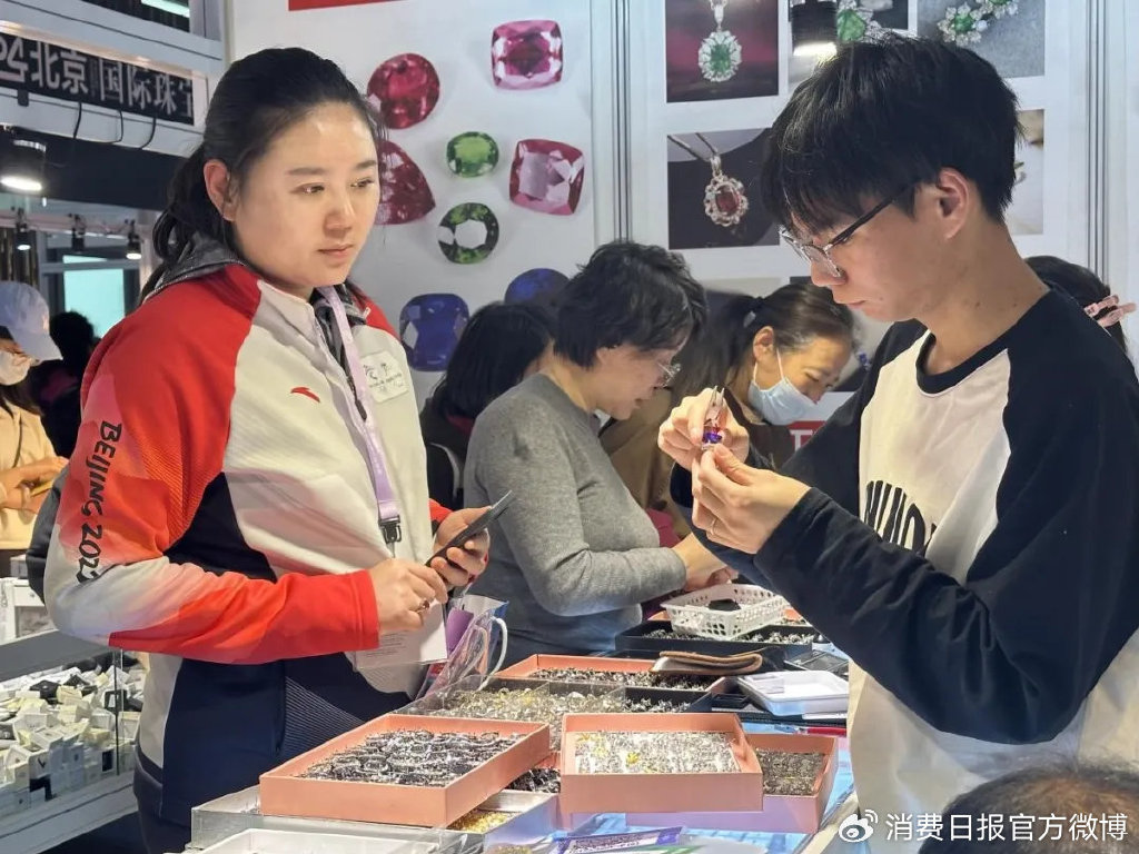 图为工作人员正在为消费者镶嵌彩宝。张钰格格 摄