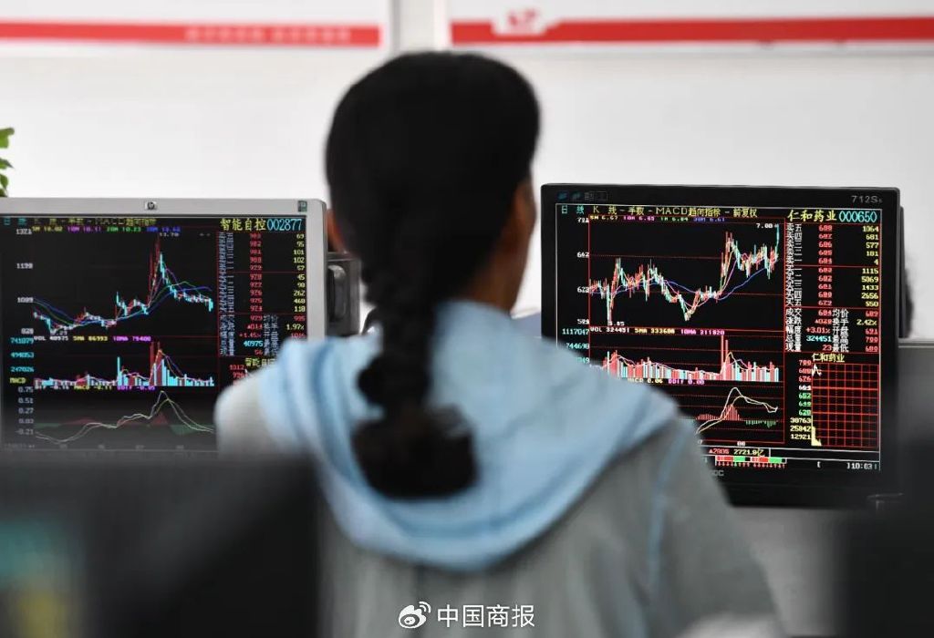 △股民在一家证券营业部关注股市行情。（图片由CNSPHOTO提供）