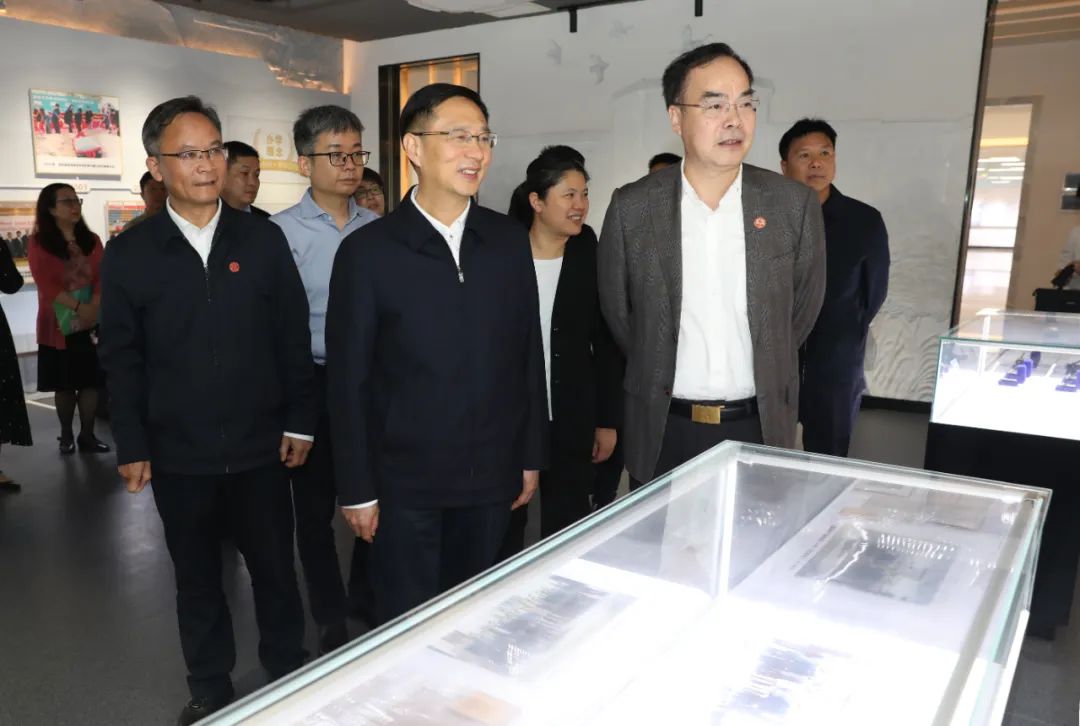 图为李杰云一行参观桂林旅游学院校史馆