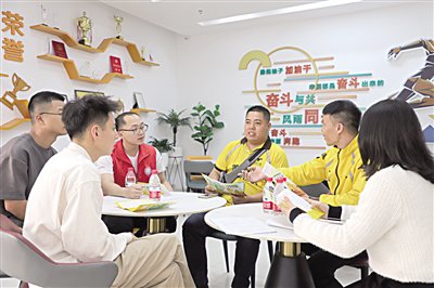 在大水坑社区党群服务中心,工会干部与骑手线下交谈。南方工报全媒体记者马大为/摄
