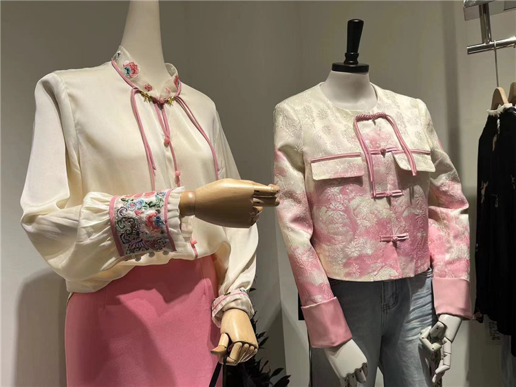 店内售卖的新中式女装