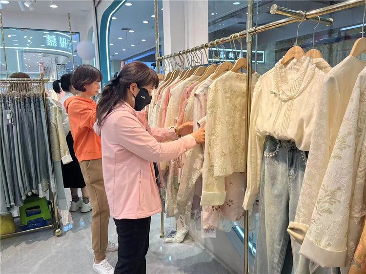 顾客正在挑选新中式服装