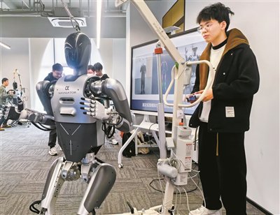 人形机器人在演示跳舞动作。