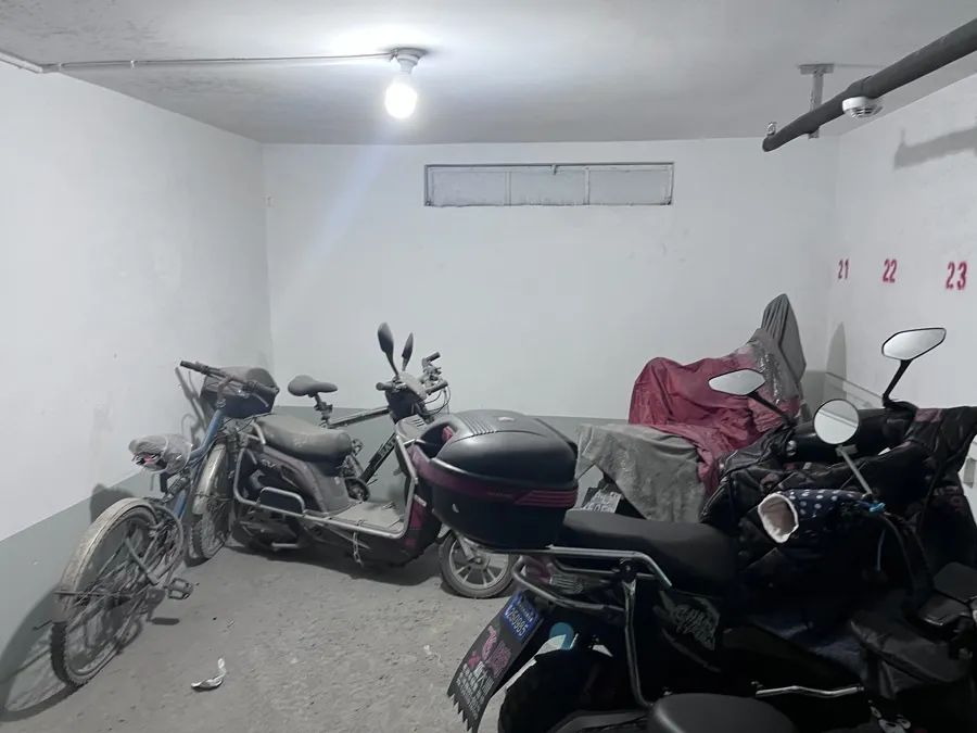 不少小区都有“僵尸非机动车”,不仅占空间、充电位,也存在安全隐患(邬林桦 摄)