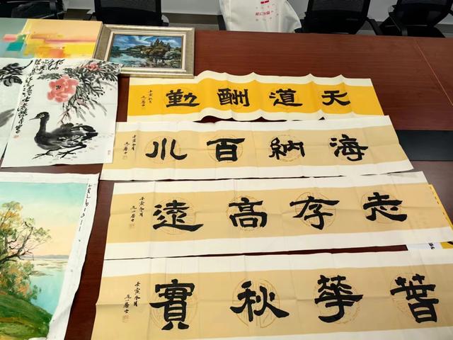 涉案书画品(警方供图)