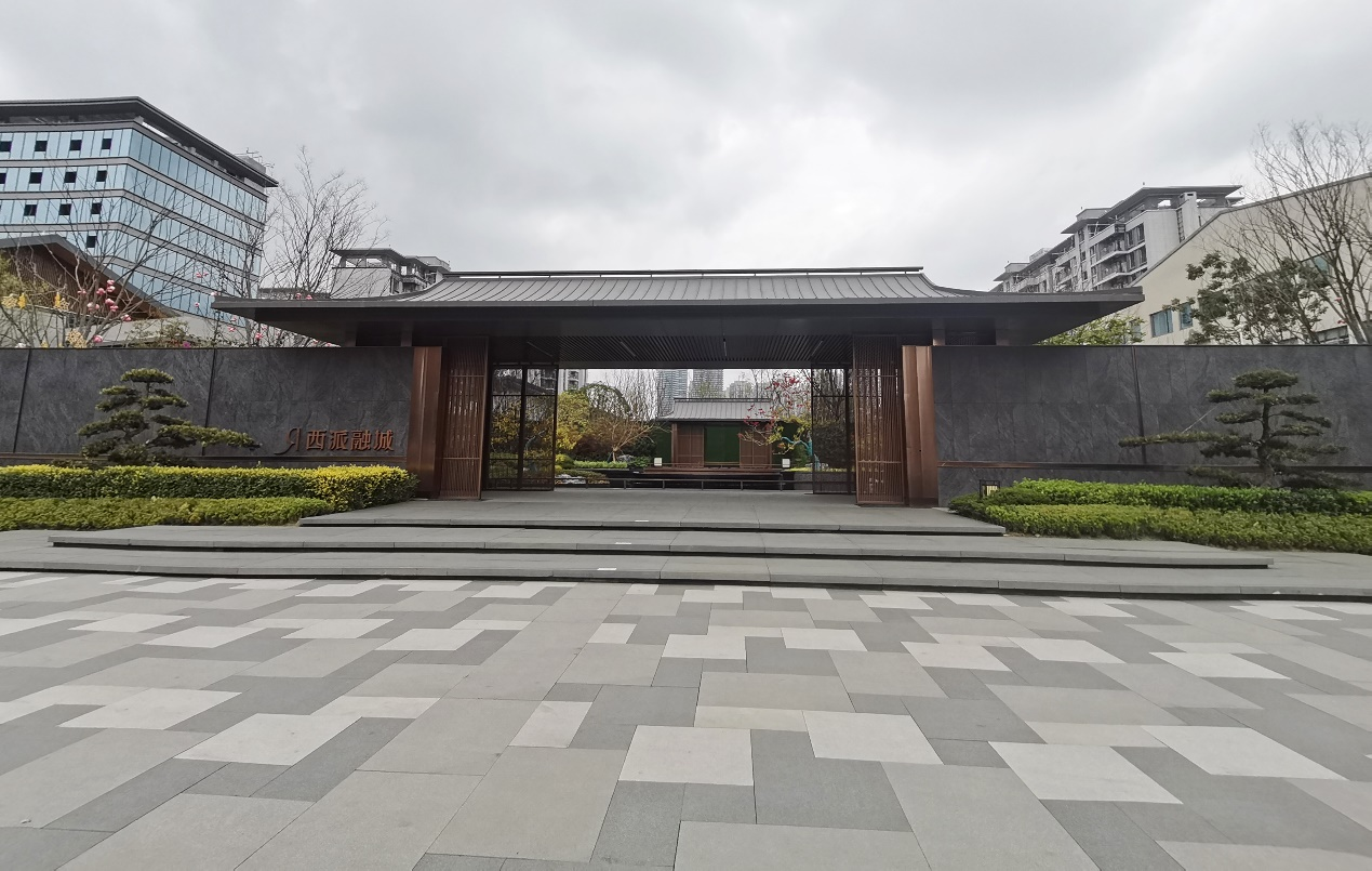 天府产城&中国铁建·西派融城售楼部大门。孟双奎/摄