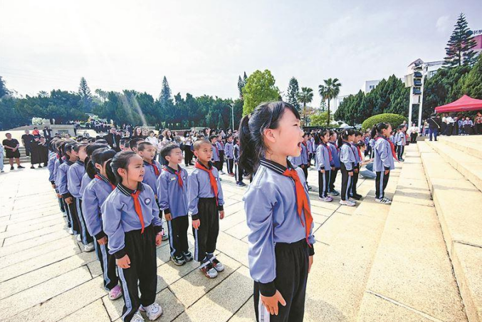 莲龙小学的学生来厦门烈士陵园祭英烈。(张玉榕 摄)