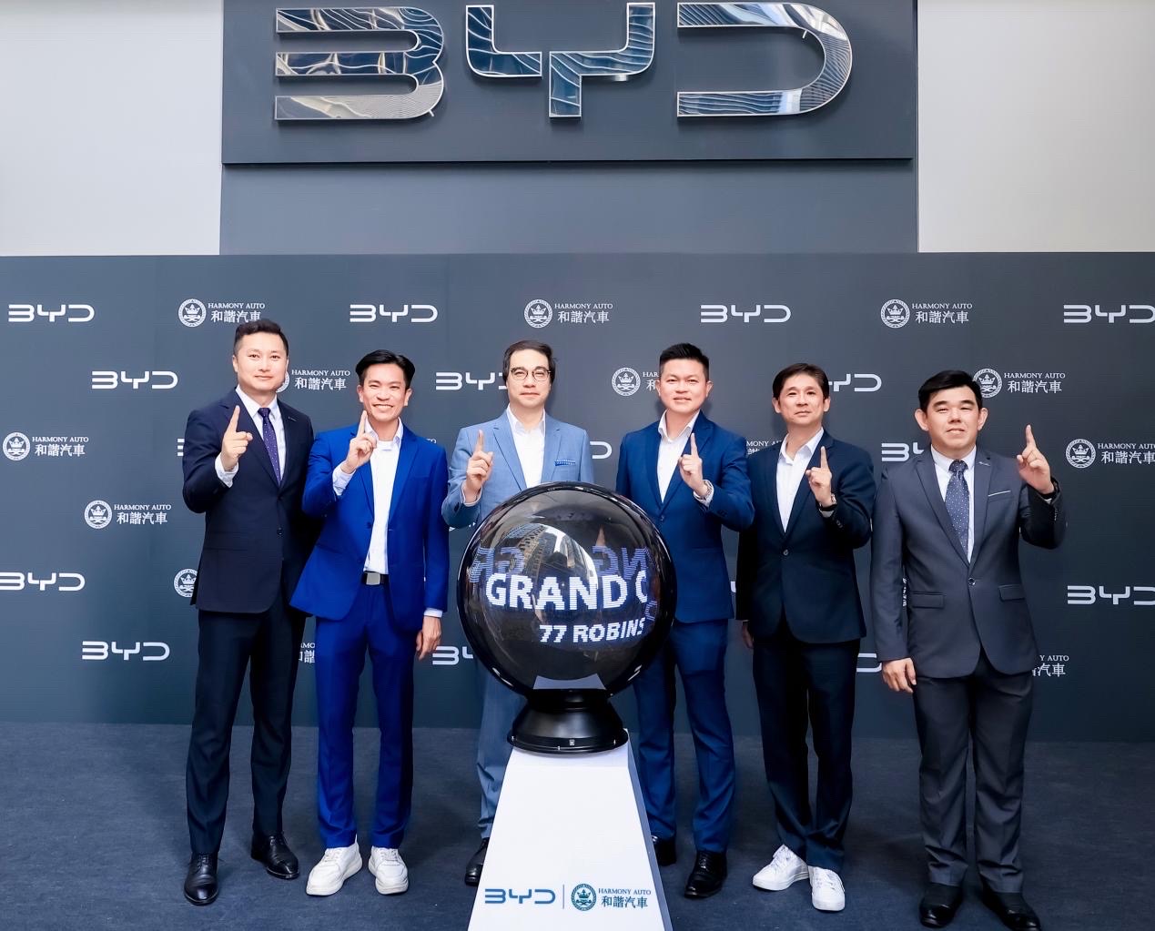 现场嘉宾为新店启动开业