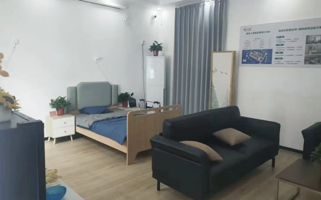 AI长者看护器安装在长者驿站房间场景