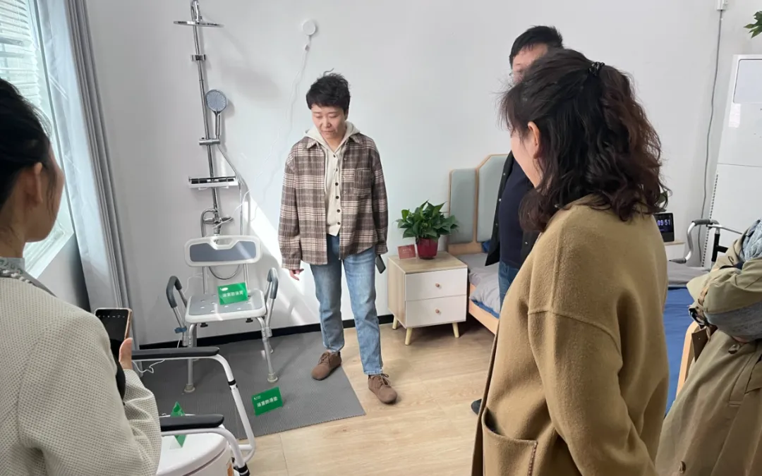 驿站工作人员正在体验AI长者看护器