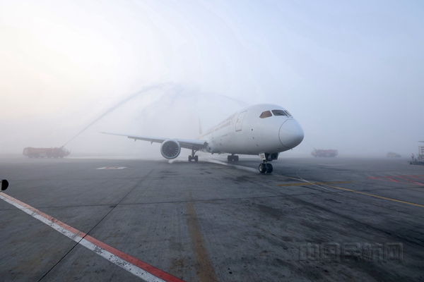 吉祥航空上海雅典首航航班落地后受到雅典机场方面水门欢迎(本文图片皆由吉祥航空提供)