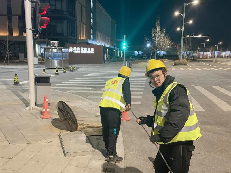 中国联通工作人员在雄安宣武医院周边布设线缆