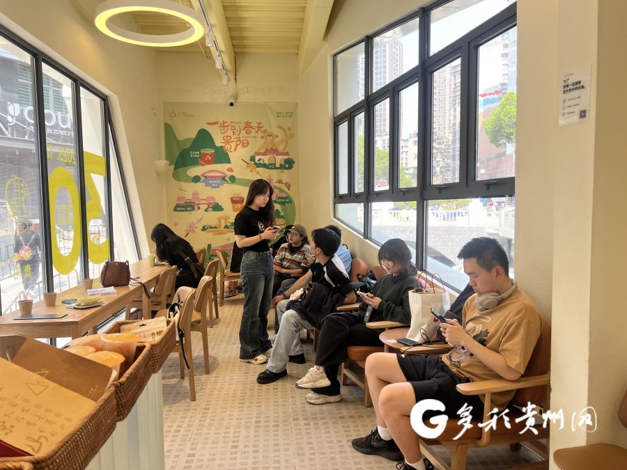 “去茶山”店内顾客络绎不绝