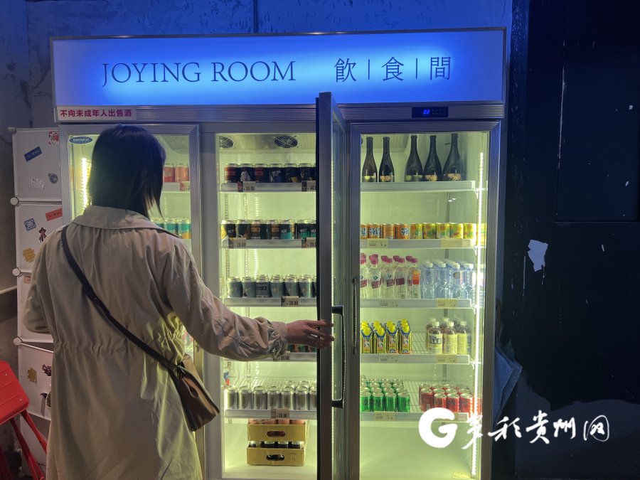 顾客在Tripsmith饮食间选酒