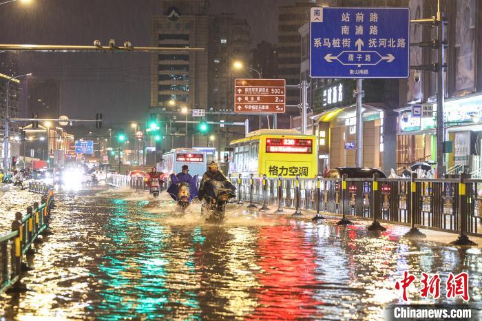 圖為4月2日晚，江西南昌迎來強降水、冰雹等強對流天氣，一些城市道路出現積水。劉力鑫 攝