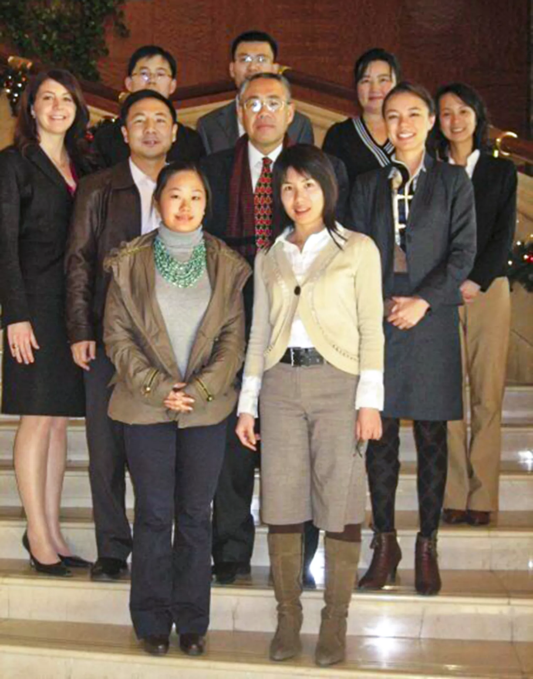 ·2007年，沙納漢（第二排右一）在北京工作。