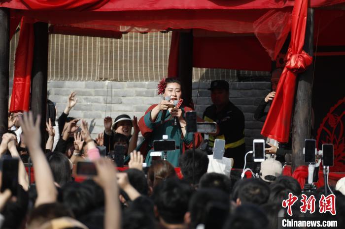 3月30日,河南开封“王婆说媒”现场气氛高涨。中新社记者 阚力 摄