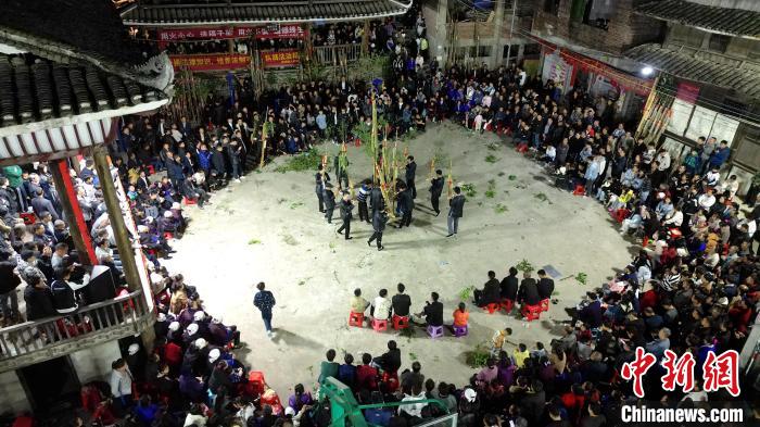 圖為廣西三江侗族自治縣舉行「月也」活動吸引遊客消費。龔普康 攝