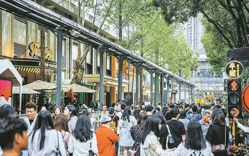 ▲成都传媒集团东郊记忆吸引众多市民游客