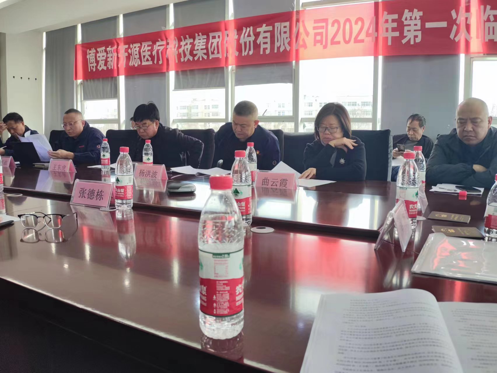 3月8日新开源股东会现场 (图片来源:财联社记者摄、受访者供图)