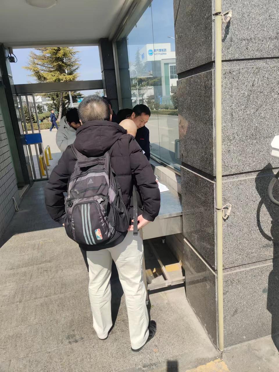 3月8日新开源股东会现场 (图片来源:财联社记者摄、受访者供图)