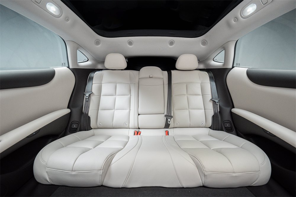 智己L6首搭“光年”固态电池,小米SU7最新对手拍马杀到