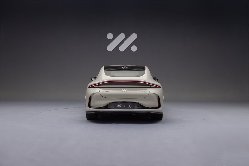 智己L6首搭“光年”固态电池,小米SU7最新对手拍马杀到