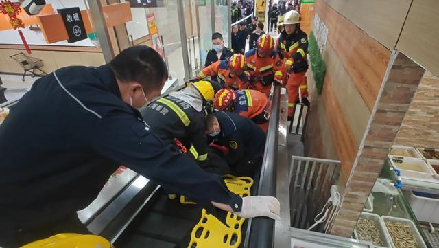 消防队员现场紧急救援 上海奉贤消防 图
